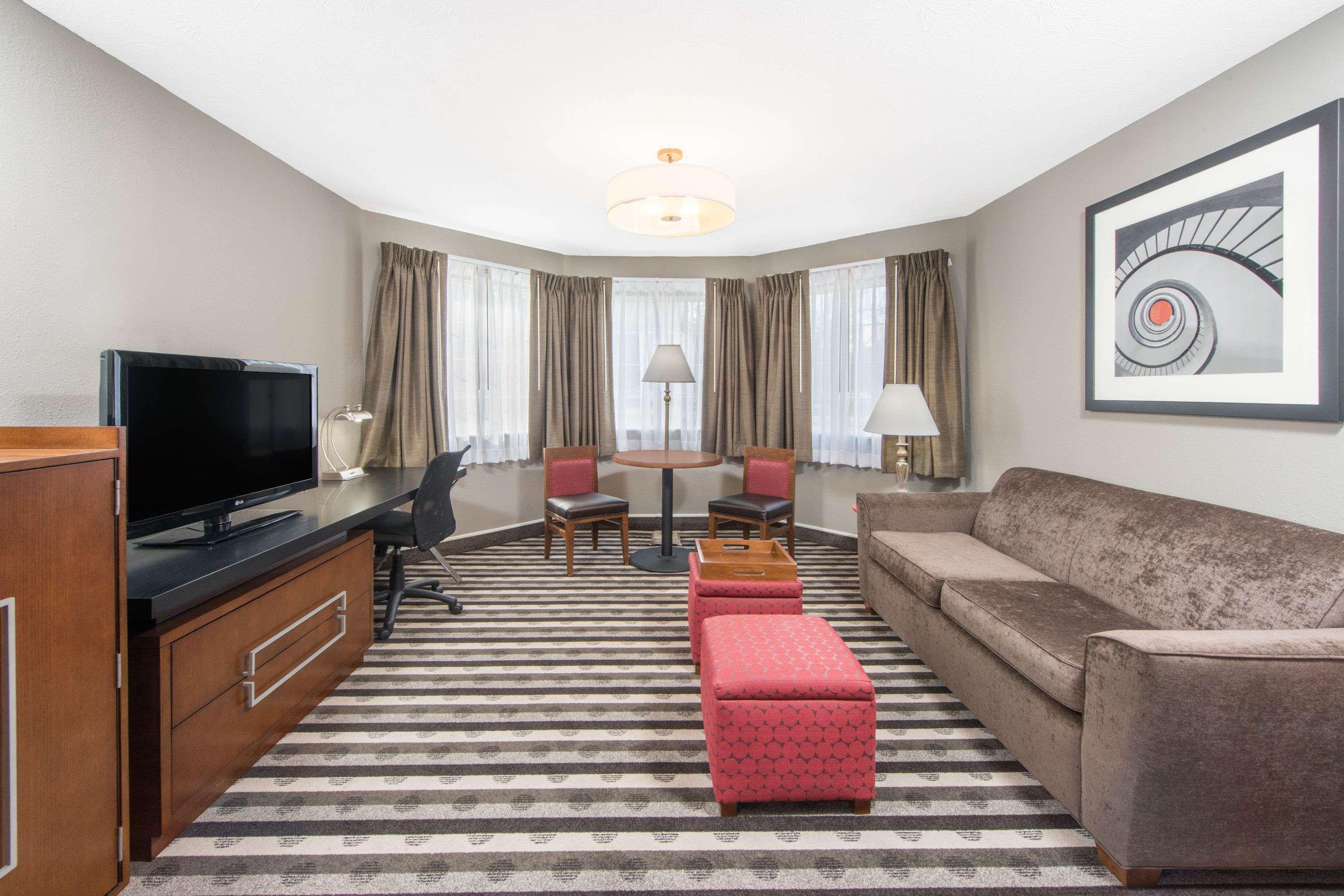 Hotel Ramada By Wyndham Springfield North Exterior foto