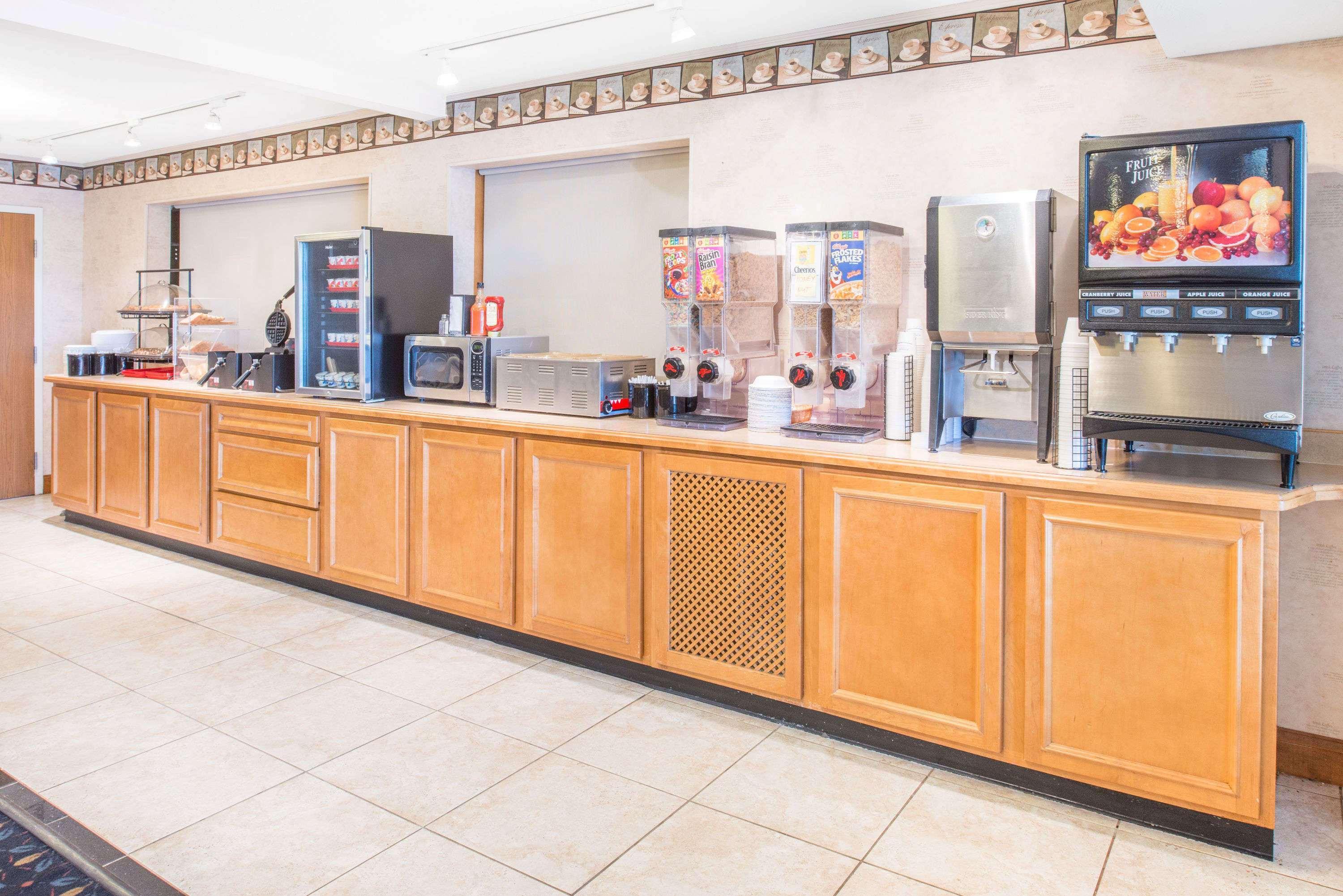Hotel Ramada By Wyndham Springfield North Exterior foto