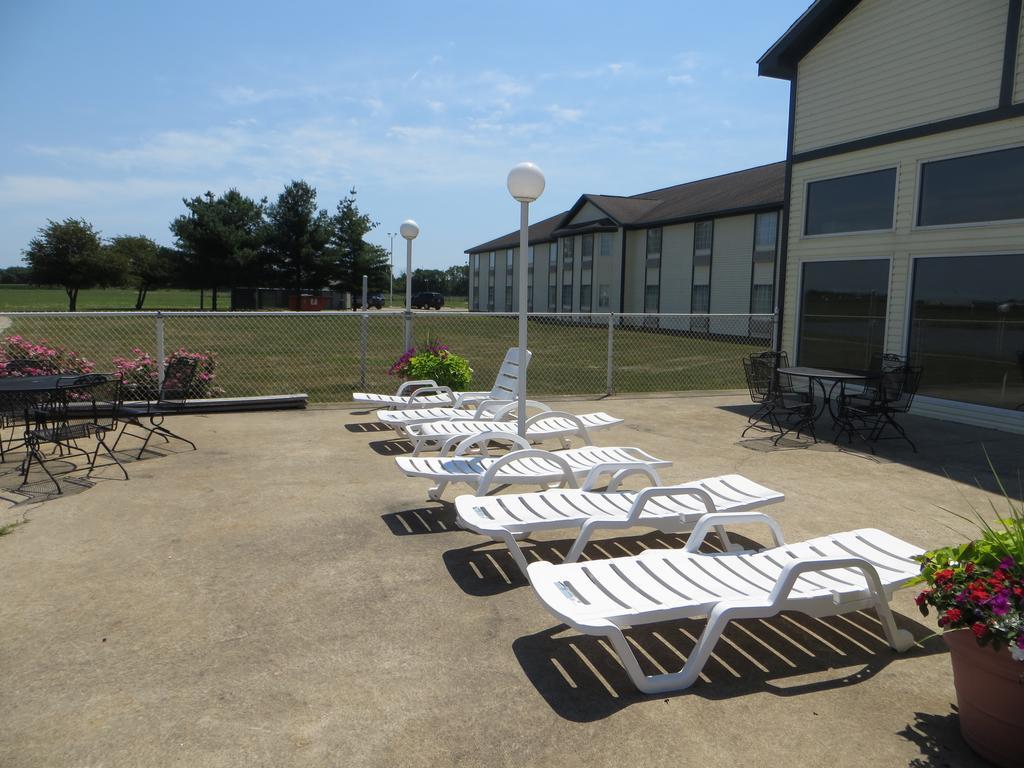 Hotel Ramada By Wyndham Springfield North Exterior foto